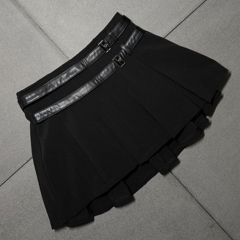 Brand new WINDSOR Black Pleated Skirt with Leather Accents